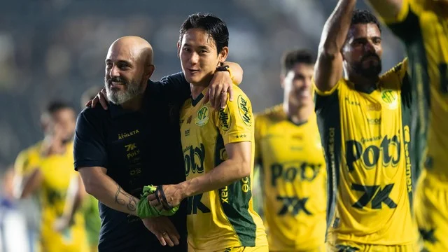 Rafael Guanaes, técnico do Mirassol, durante partida contra o Vasco no estádio São Januário pelo campeonato Brasileiro A 2025
