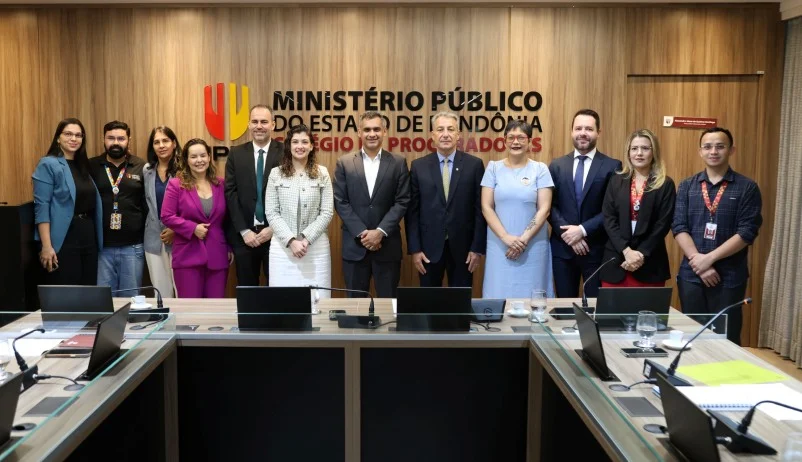 A foto mostra as autoridades posando. 