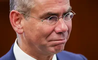 Brasília (DF) 10/09/2025 - O Advogado  do vice na chapa de Bolsonaro, general Braga Netto, José Luis Oliveira Lima, chega na Primeira Turma do Supremo Tribunal Federal (STF) que realiza o quarto dia de julgamento dos réus do Núcleo 1 da trama golpista, formado pelo ex-presidente Jair Bolsonaro e mais sete aliados.  Foto: Fabio Rodrigues-Pozzebom/ Agência Brasil