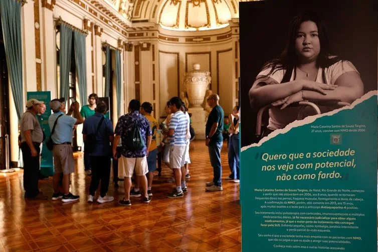 Tânia Rêgo/Agência Brasil Rio de Janeiro (RJ), 17/03/2026 - Palácio Tiradentes recebe exposição de conscientização sobre a Neuromielite Óptica. A exposição “Neuromielite Óptica – Você não vê, mas eu sinto” é resultado de parceria entre a Frente Parlamentar de Doenças Raras da ALERJ, a Subdiretoria-Geral de Cultura da ALERJ e a NMO Brasil. Foto: Tânia Rêgo/Agência Brasil