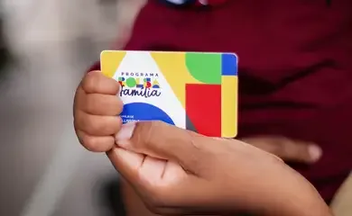 Erilene (27 anos), Mauro (05 anos) Elias (06 meses) - Família Beneficiária do Programa Bolsa Família - CRAS de Sobradinho 1 - Brasília (DF). Na foto eles seguram o cartão do programa Bolsa Família.
Fotos: Lyon Santos/ MDS