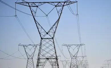 Linhas de transmissão de energia, energia elétrica.