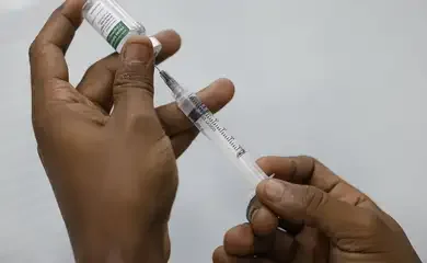 Rio de Janeiro (RJ), 24/04/2025 – Vacinação de pacientes em campanha contra a Influenza (gripe) no Super Centro Carioca de Saúde, em Benfica. Foto: Fernando Frazão/Agência Brasil