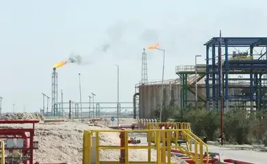 Flames rise from a gas flare at the Rumaila oil field, as the country cuts nearly 1.5 million barrels per day of output amid halted exports following the closure of the Strait of Hormuz, in Basra, Iraq, March 4, 2026. REUTERS/Essam Al-Sudani