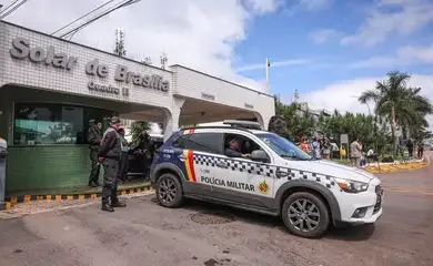 Brasília (DF), 27/03/2026 - Policiais militares fazem guarda na entrada do condomínio onde o ex-presidente Jair Bolsona irá cumprir 90 dias de prisão domiciliar.
Foto: Marcelo Camargo/Agência Brasil
