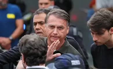 Brasília (DF) 14/09/2025 O ex-presidente Jair Bolsonaro, acompanhado de seu filho, Jair Renan, deixa hospital sob forte esquema de segurança, após passar por procedimentos.  Foto: Fabio Rodrigues-Pozzebom/ Agência Brasil