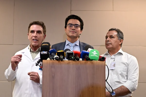 Médico de Bolsonaro diz que broncopneumonia é “potencialmente mortal” - destaque galeria Médico de Bolsonaro diz que broncopneumonia é “potencialmente mortal” - destaque galeria