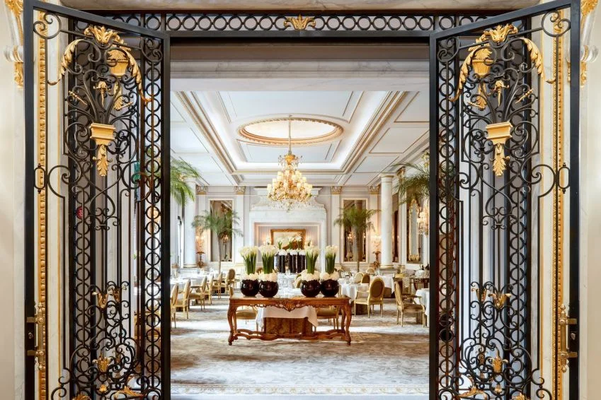 Próximo da Champs-Élysées, Four Seasons Hotel George V é um dos Palácios em Paris • Divulgação
