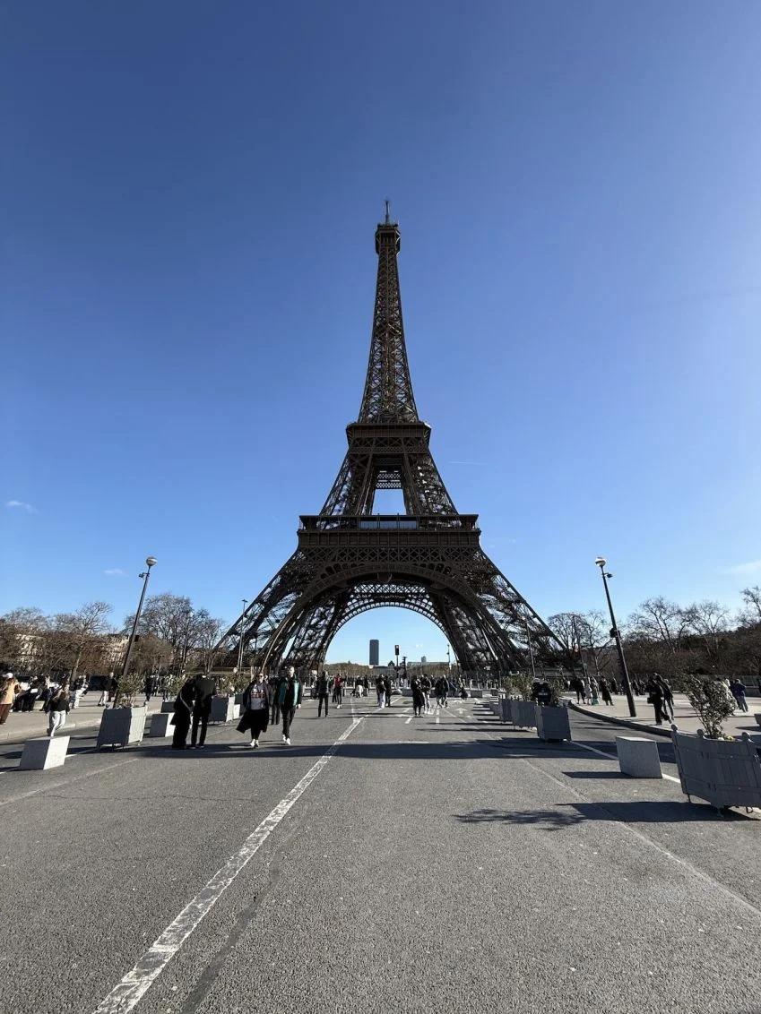 Subir na Torre Eiffel rende vistas cinematográficas de Paris. Reserve o ingresso com antecedência, eles esgotam rápido • Tina Bini