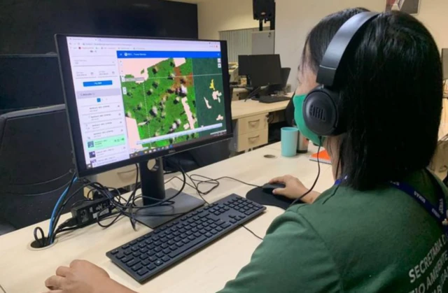 Imagem mostra um fiscal ambiental utilizando dados de satélite em uma tela de computador